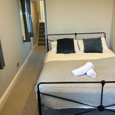 Splendid 2 Bed Flat With Private Terrace In Wimbledon - 2 The Queens Apartment Londra Exterior foto