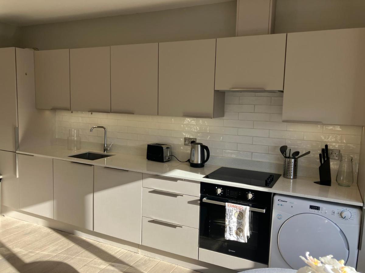 Splendid 2 Bed Flat With Private Terrace In Wimbledon - 2 The Queens Apartment Londra Exterior foto