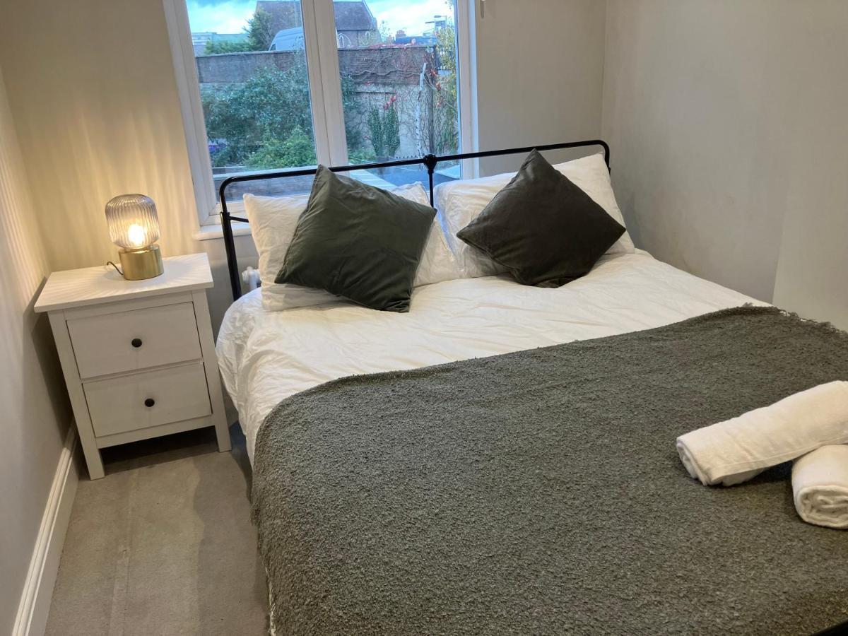 Splendid 2 Bed Flat With Private Terrace In Wimbledon - 2 The Queens Apartment Londra Exterior foto